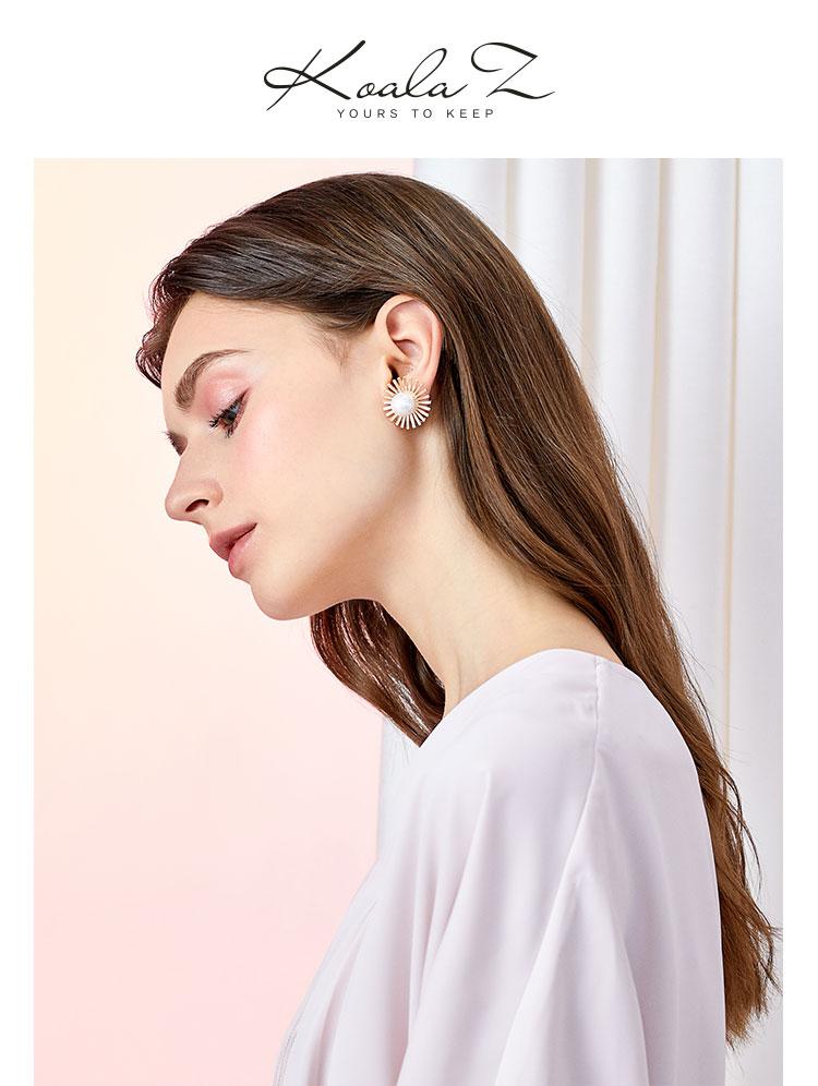 Design simple exaggerated personality light big flower daisy earrings ear clip earhole female Europe and the United States cold wind - dianjiang-