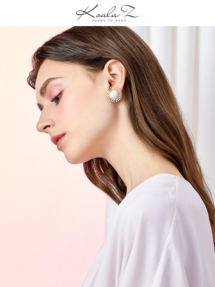 Design simple exaggerated personality light big flower daisy earrings ear clip earhole female Europe and the United States cold wind - dianjiang-