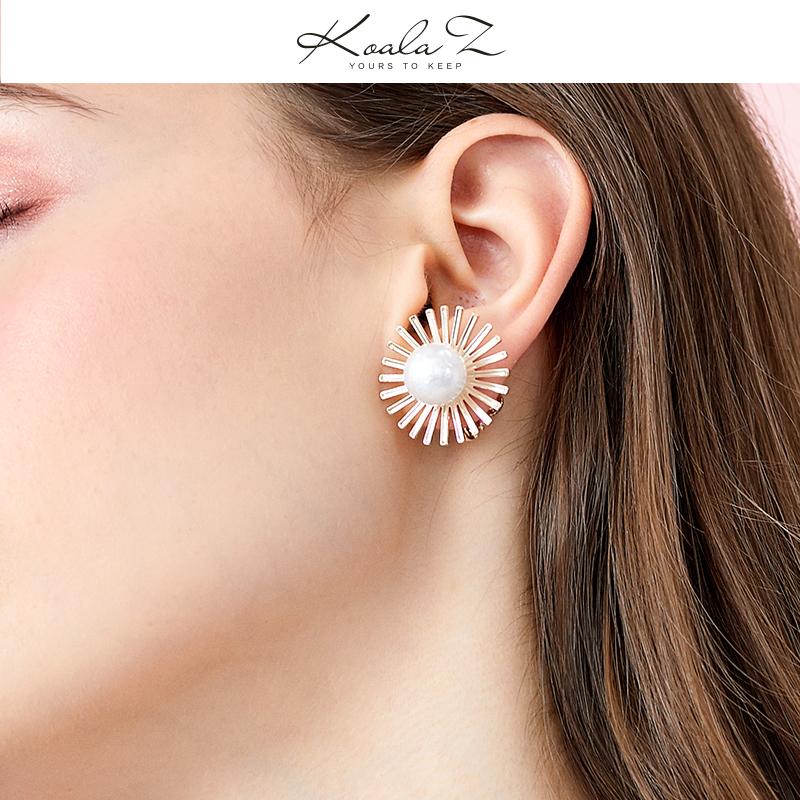 Design simple exaggerated personality light big flower daisy earrings ear clip earhole female Europe and the United States cold wind - dianjiang-