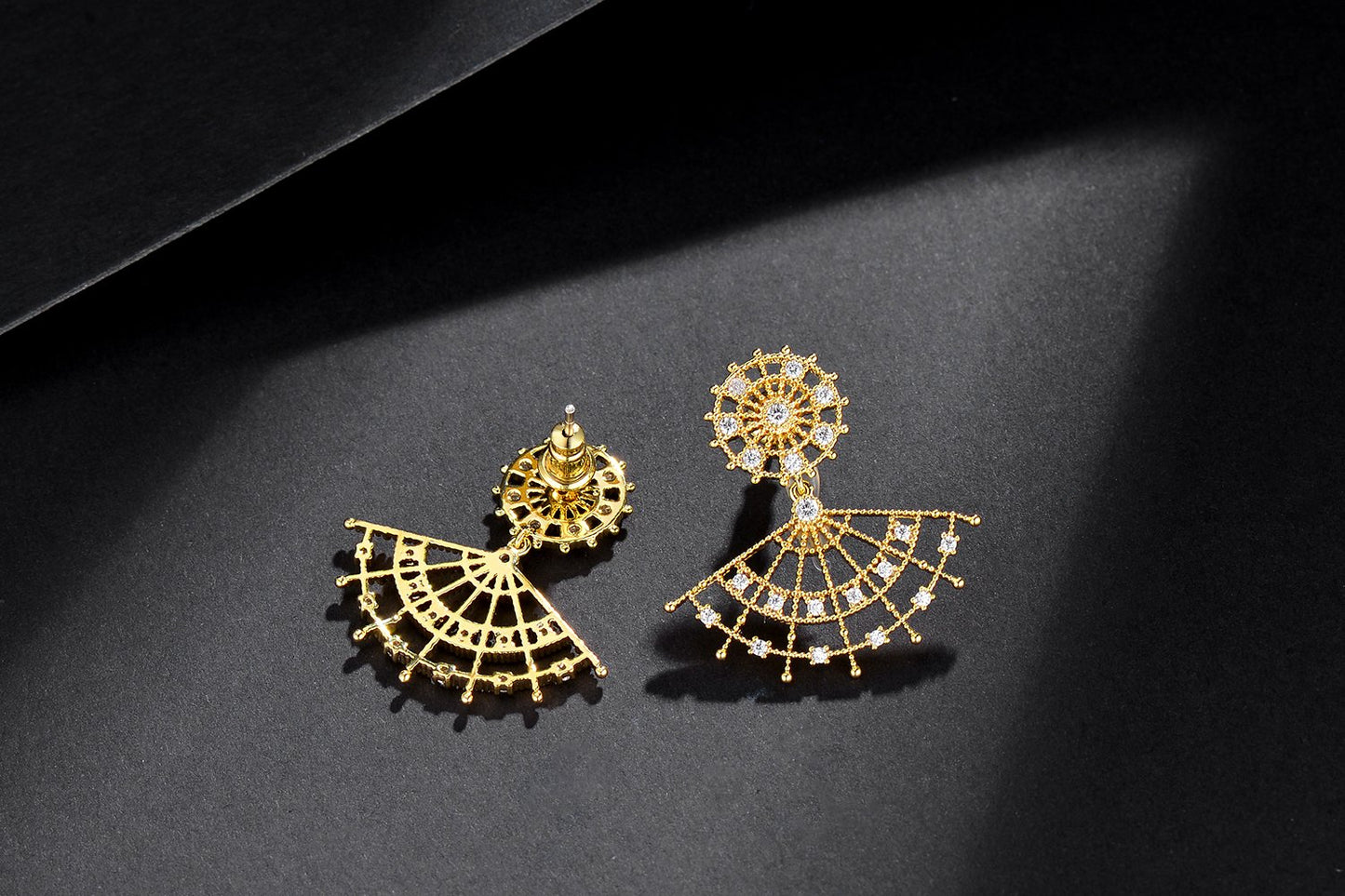 Exquisite hand-made European retro inlaid diamond hollow palace fan fan shaped earrings earrings ear clip earless female Korean temperament - dianjiang-