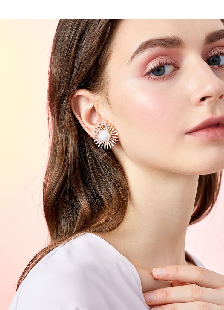 Design simple exaggerated personality light big flower daisy earrings ear clip earhole female Europe and the United States cold wind - dianjiang-