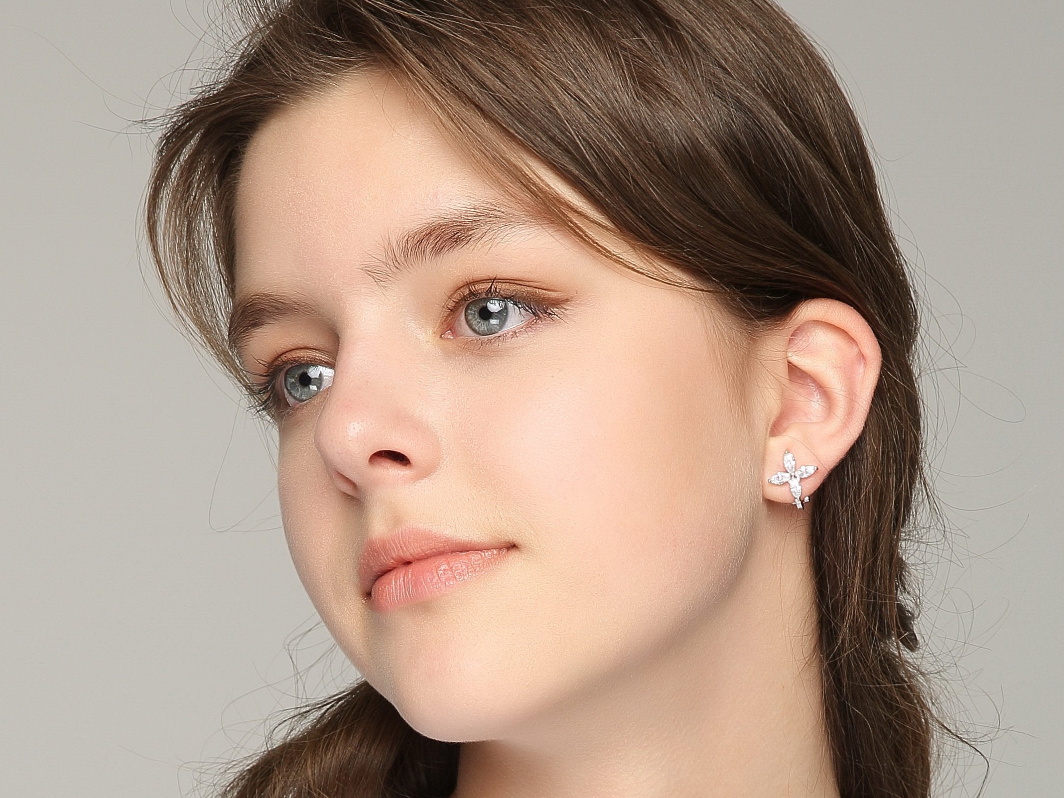 Zhou Dongyu, four leaf grass, zircon crystal earrings, ear clip, no ear hole, female earrings, lovely Japanese and Korean Earrings - dianjiang-